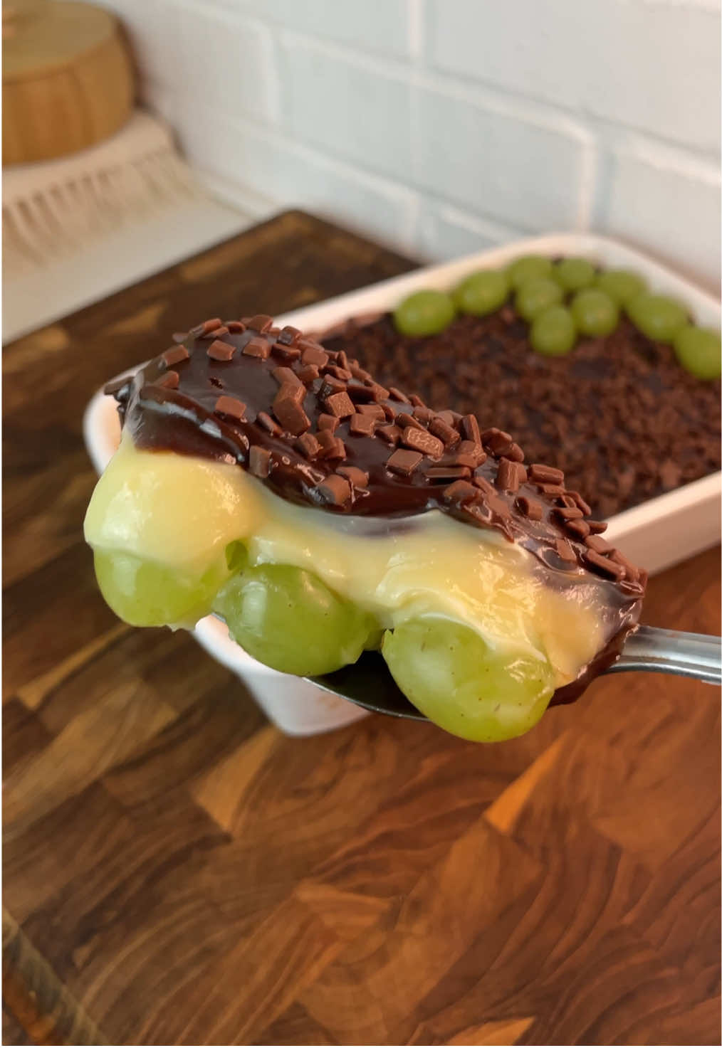 Bombom de uva na travessa  Amo que minha sobremesa preferida é tão fácil de fazer 🤏🏼 ingredientes: 1 cx de uva verde 2 cx de leite condensado  1/2 de creme de leite 4 colheres de leite em pó peneirado 1 colherzinha rasa de manteiga Usei 250g de chocolate meio amargo com meia caixinha de creme de leite para cobertura  #sobremesa #receita #fyp #foryou 