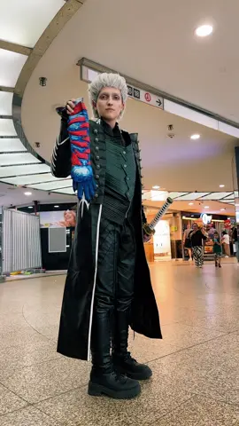 Got yo arm 😛 Nero: @Toby/Nero  #devilmaycry #devilmaycrycosplay #devilmaycry5 #devilmarycry4 #nero #nerodmc4 #vergil #vergildmc5 #cosplay #game #capcomgames #fyp #xybca #fürdich 