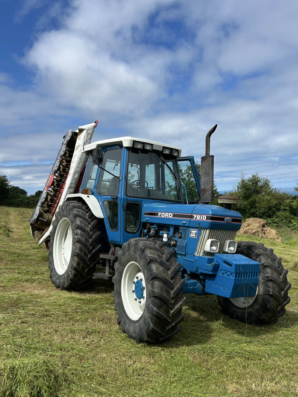 Making hay whilst the sun shines ☀️  #haybales #fordtractor #farmlife #agriculture #newholland #tractor 