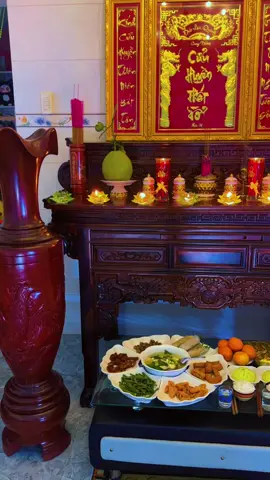 BÀI KHẤN CÚNG CỬU HUYỀN HÀNG THÁNG                                              Nam Mô A Di Đà Phật (3 lần) Con họ tên tuổi là: họ tên tuổi mình đúng ra cúng Hôm nay là ngày tháng…… Con xin mời cửu huyền dòng họ (dòng họ gì khấn họ đó) mời cửu huyền dòng họ nhiều đời nhiều kiếp của con tên tuổi là ( khấn tên tuổi người đúng ra cúng ) Xin về đây nhận lễ của con dâng lên gồm 1 mâm cơm chay giấy vàng tiền bạc. Trái cây. Bình bông . 3 chum rượu, nước, trà. 4 chén cơm 1 món xào. 1 món kho. 1 món canh tất cả đều chay. Con xin cửu huyền về thọ thực phù hộ độ trì cảm ứng chứng minh gia hộ xoay chuyển cho con tên tuổi là... Cv của con làm ăn cho nó hanh thông có tài có lộc. Sau này con nguyện, con có làm ăn đc con có tiền con sẽ thường xuyên cúng cửu huyền. Con làm nhiều việc thiện. Hồi hướng công đức về cho cửu huyền. Nếu có dư nữa con sẽ mua gạo bố thí cho ng nghèo với khả năng con có. 1 tháng phát nguyện cúng 2 lần ( cúng giữa nhà mình ở nha )