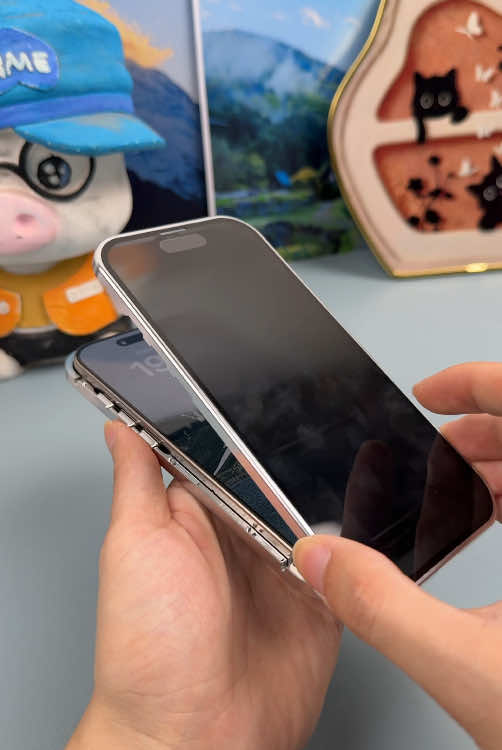 Esta se llama funda de privacidad — nadie puede andar chismoseando tu cel  #iPhone #Premium #3C #fyp #shatterproof #phonecases #advanced #iphonetricks #fashion #iPhonePrivacyCase #PrivacyScreen #NoPeeking #PhoneProtection #AntiSpy #MetalFrameCase #TechAccessories #GadgetTok #TikTokMadeMeBuyIt #PremiumCase #iPhoneHacks #SecurePhone #FundadePrivacidad #NoMeEspíes #PantallaPrivada #ProtegeTuiPhone #AntiChismosos #FundaAntiespía #AccesoriosiPhone #CosasDeTikTok #TecnologíaCool #FundasModernas #FundaSegura #iPhoneTrucos #ParaTi #LatinosEnUSA #usa_tiktok #foryou #viral #TikTokShopspringglowup #spotlightfinds #TikTokShopLoveAtFirstFind #TikTokShopRestock #TechInnovation #PhoneSecurity #iPhoneCaseStyle #NoMorePeeking #PhonePrivacyMatters #PrivacyOnTheGo #SpyProof #PrivacyHack #SafeScreen #TechThatProtects #TechEssentials2025 #PrivacyTech #iPhonePrivacy #PrivacidadiPhone #TikTokShopBacktoSchool  