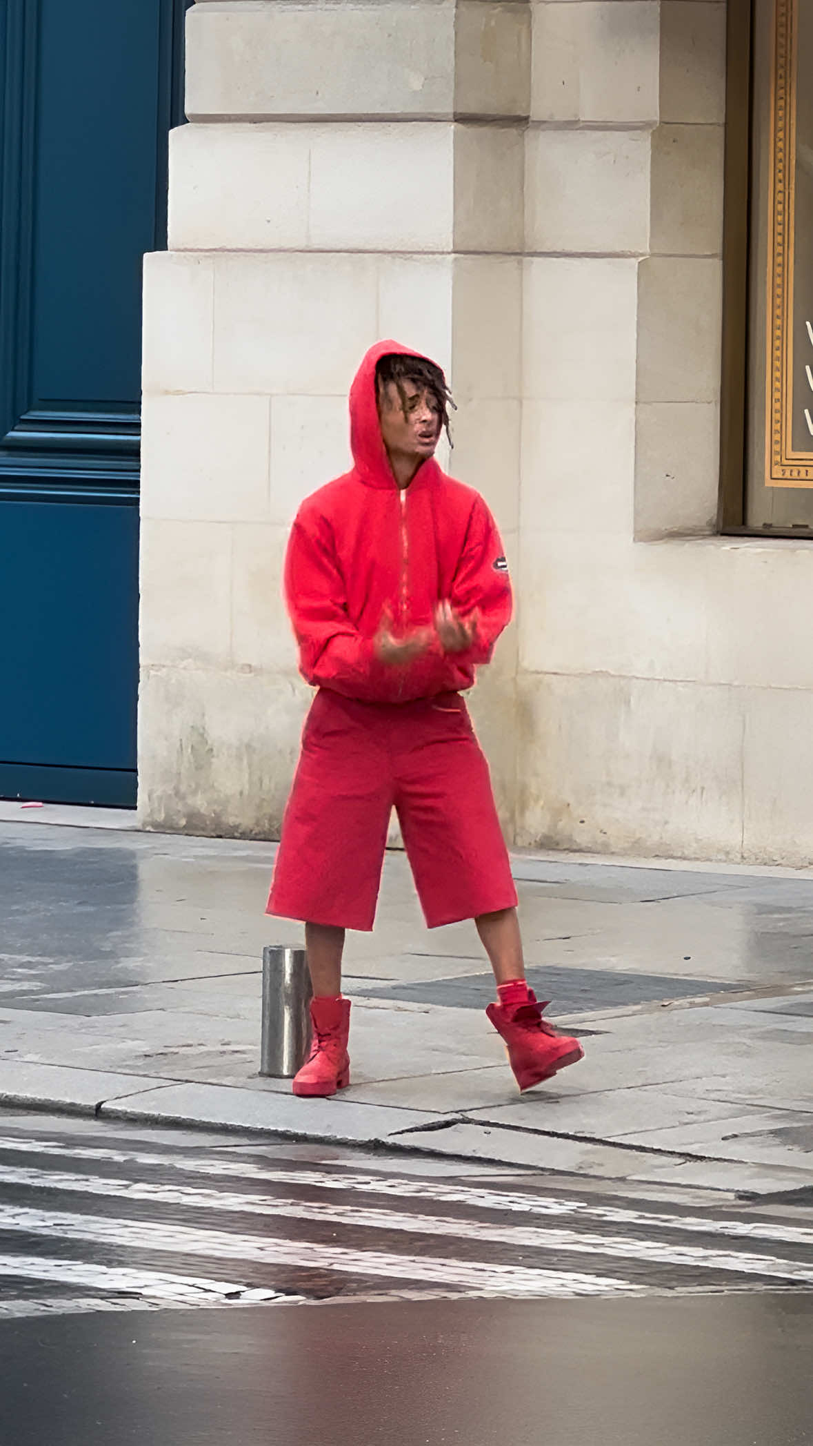 Allarme rosso? A giudicare dalla gestualità e dal look sfoggiati oggi da Jaden Smith a Parigi, sembrerebbe proprio di sì. Il figlio di Will Smith e Jada Pinkett Smith ha scelto per la sua uscita nella capitale francese un outfit total red: felpa hoodie, bermuda oversize e anfibi, tutto perfettamente coordinato nella stessa tonalità accesa. Una scelta discutibile? Forse sì, ma non quanto le mosse di ballo in cui Jaden si sarebbe improvvisamente lanciato. Per le strade della Ville Lumière, il rapper e attore non è certo passato inosservato, complice anche il look sopra citato, in un momento particolarmente curioso fuori dalla boutique di Louis Vuitton, poco prima di attraversare le strisce pedonali. [📹 Best Image - ESCLUSIVO] #whoopsee #jadensmith 