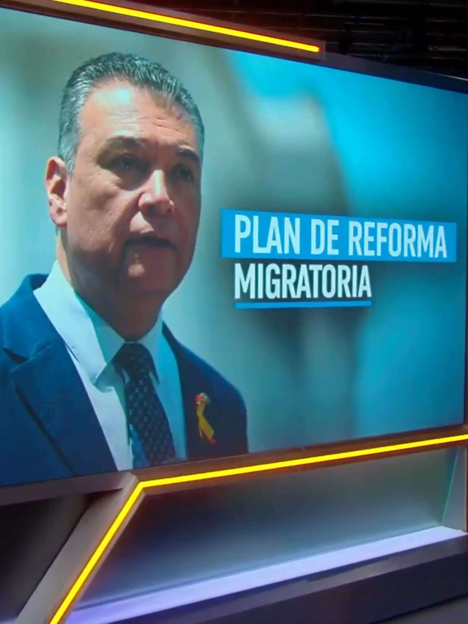 El senador demócrata Alex Padilla presenta un proyecto de ley para enmendar los requisitos para inmigrantes que buscan estatus legal. #noticias247 #AlexPadilla #Inmigración #ReformaMigratoria #EstatusLegal #LeyMigratoria #NoticiasUSA #Inmigrantes #SenadoEEUU #democratas