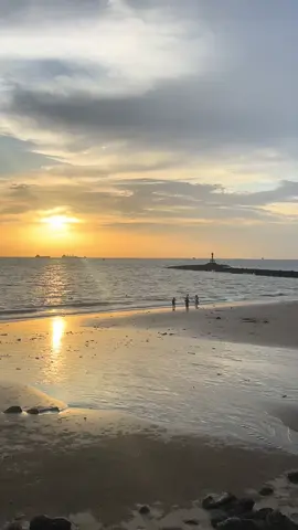Cảnh biển lúc hoàng hôn ... bạn có muốn đi dạo không ...!!☘️🥰#biendep #canhdepthiennhien #thinhhanh2025 #xuhuongtiktok 