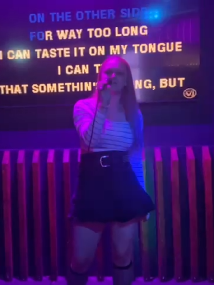 Since EVERYONE 👀 loved the last karaoke vid I posted, here's another one 😁 I Think I'm Okay by @mgk and @yungblud also at Gay Village Karaoke Night 🖤 usually I let my partner in crime Tal do YUNGBLUD's scream vocals but sadly they weren't there and I had to do them myself 😅 but I think I managed #karaoke #gayvillagemanchester #singing #mgk #yungblud #ithinkimokay 
