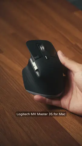 這絕對是我用過最適合 Mac 的滑鼠。 買了電腦之後一直沒用滑鼠， Apple 原廠那支手感真的太差， 其他品牌的功能雖然不錯，但顏值完全搭不上。 直到遇到這支： Logitech MX Master 3S for Mac 外型乾淨，顏值滿分，還是靜音滑鼠。 每個手指落點都有按鍵可自定義，操作順手又直覺。 本來對滾輪的齒輪感不太滿意， 結果發現它竟然可以切換成「平滑捲動」模式，瞬間加分💯 不是業配，是我自己近期最喜歡的小升級之一。 我挑過的，你可以安心下單。 我是 Sam 👋 #MXMaster3S #Mac #滑鼠