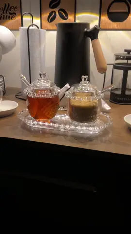 Meu cantinho do café. Amoooo ☕️🍯🤎 #cantinhodocafe #cafe #cafeteria #mel #potes #shopee #comprinhas #comprinhasshopee #organizacao #cozinha 
