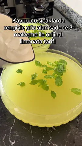 Beğeni ve yorumlarınız benim için çok kıymetli 🌸 Bu kavurucu sıcaklarda en çok ihtiyacımız olan şey: serinletici içecekler! İşte size rengiyle göz alan, lezzetiyle ferahlatan orijinal limonata tarifi 🍋 Malzemeler: 	•	6 adet büyük boy limon 	•	3 su bardağı toz şeker 	•	3 litre su 	•	3–5 dal taze nane Hazırlanışı: 	1.	Limonların dış kabuklarını rendeleyin ve geniş bir kaba alın. 	2.	Üzerine şekeri ekleyip elinizle iyice yoğurun. 	3.	Ardından limonları, içiyle birlikte soyuyormuş gibi doğrayarak kaba ekleyin (yani limonun kabuğu, beyaz kısmı ve içiyle birlikte dilimlenmiş olacak). 	4.	Şeker tamamen eriyene kadar elinizle yoğurmaya devam edin. 	5.	Üzerine 3 litre suyu ekleyin ve karışımı yaklaşık yarım saat dinlendirin. Bu, aromasının daha güzel olmasını sağlar. 	6.	Karışımı süzgeç yardımıyla süzün. 	7.	İçine taze nane yaprakları ve bol buz ekleyerek servis edin. Afiyet olsun! Serin serin için 😍🍋 #limonata #buzgibilimonata #orjinallimonata #emel.kitchennmutfağından#seninmutfağından #pratiktarifler #öneçıkart #keşfet 