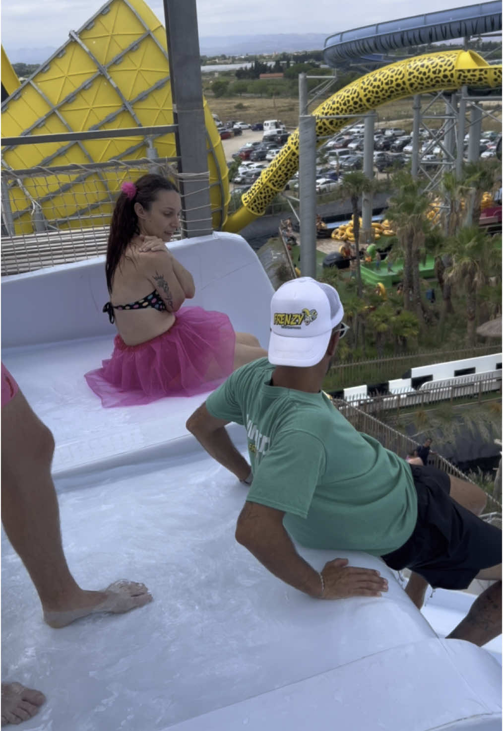 Pov : « EVGF » 🥳 Quand t’essaies de fuir le mariage…  💍 #water #jump #mariage #humour #frenzywaterpark 