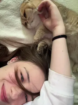валяемся с котом 😎