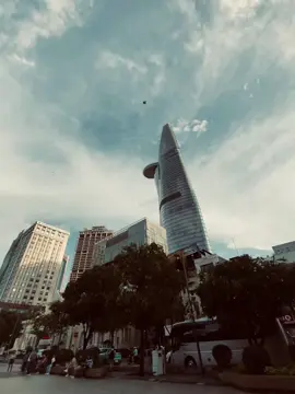 去到一个美丽的地方，只想描写风景、吟诗作赋，可我有限的文化程度不允许；去到一个奢华的地方，只想挥霍一把、挥霍一把，可我口袋里却只剩下寥寥几枚铜板。đi đến cảnh đẹp chỉ muốn tả cảnh và làm thơ,nhưng trình học vấn hạn chế không cho phép, đi đến nơi xa hoa chỉ muốn vung lụa và tiêu xài,nhưng trong túi chỉ còn vài đồng bạc lẻ..