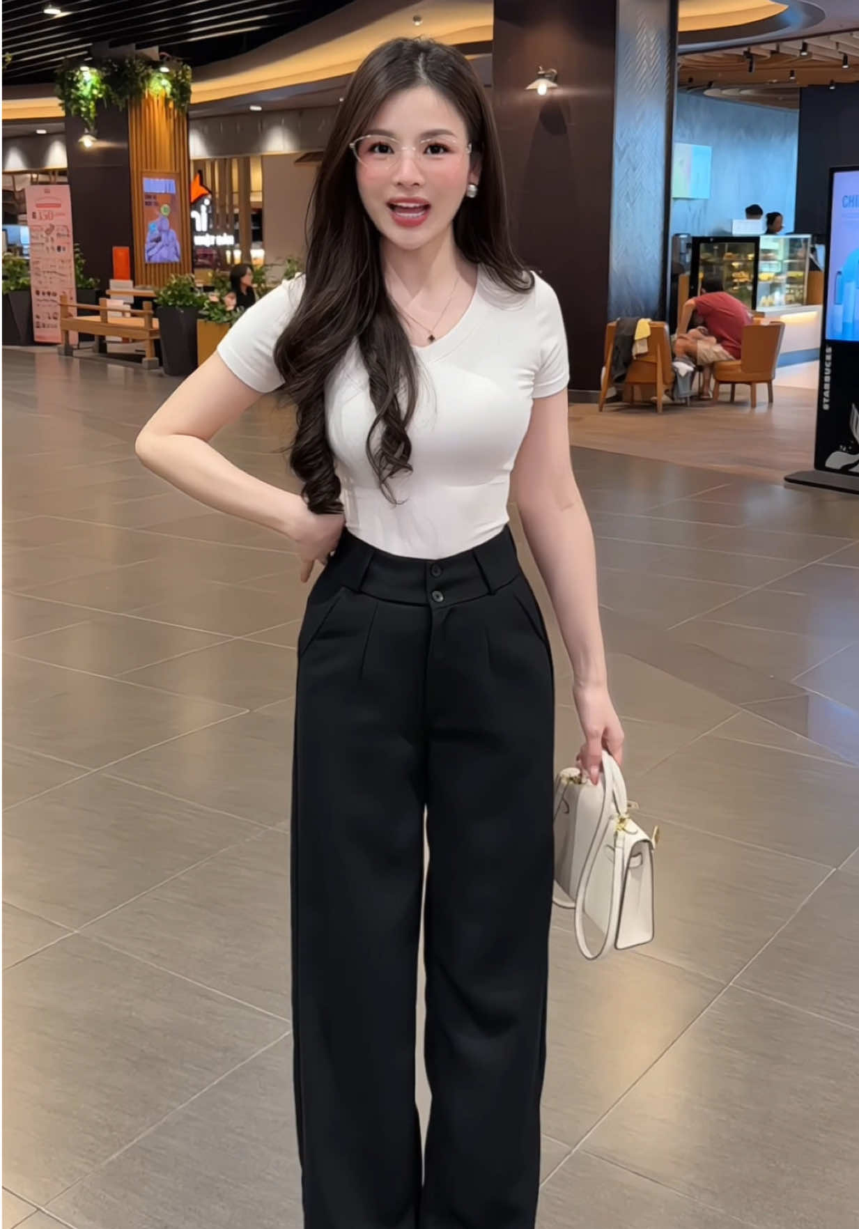 Quần tây ống rộng lưng cao #duyenrungrinh #quansuong #quanongrong #quancongso #quannu #quandainu #quansuongnu #quancapcao #phoidoxinh #shopping #xuhuong #review #thoitrangnu #fyp #thoitrangcongso 