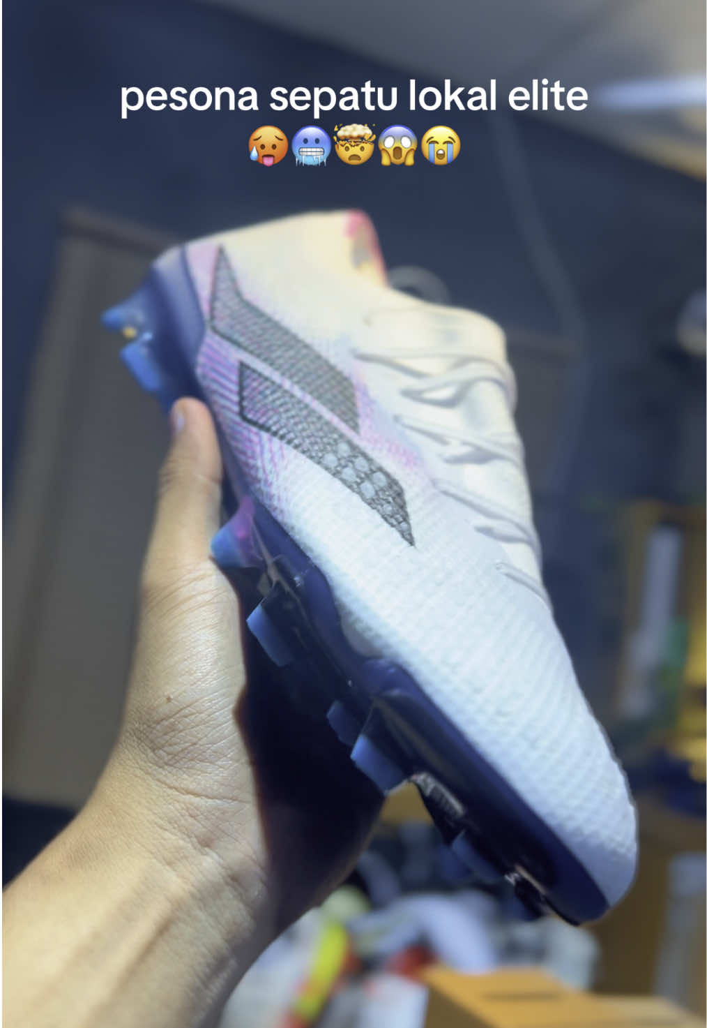 Lokal elite gak kalah cakep nih #tritondeisler #millstritondeisler #sepatubolamills #sepatubolaori #sepatubolaoriginal 