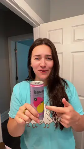 I need someone who has tried the @Bloom Nutrition raspberry lemon energy drink to tell me if they agree with me or not!! Am I crazy?? 