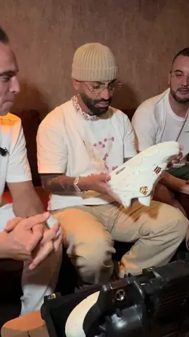 Así reaccionó @Arcangel al ver sus sneakers personalizadas por primera vez 👀