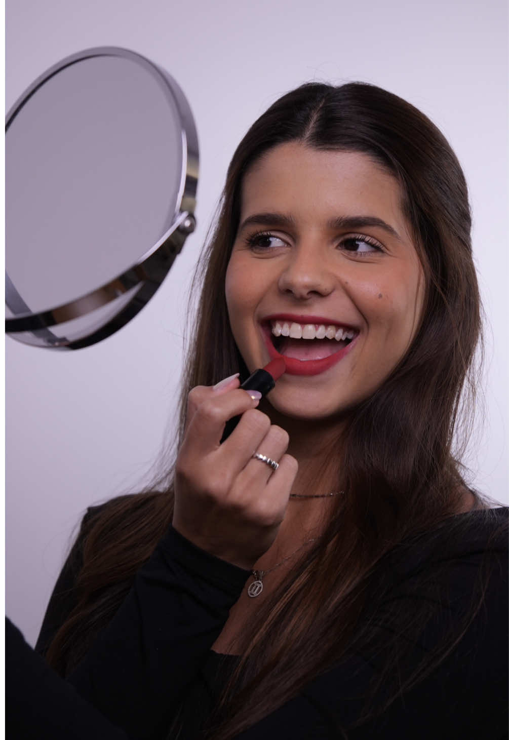Alô, alô! Hora de investir nos batons Ultra da @Avon Brasil 💄🩷 Nesse Mês do Batom, os batons Ultra estão com 20% OFF! Tem acabamento cremoso, matte, semi matte, gloss e a novidade: o Ultrabrilhante! ✨ Corre pro site da Avon para aproveitar! *publi 