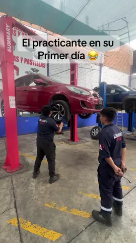Dándole la bienvenida a nuestro practicante😂  somos un taller 🅰️🅿️ donde nos integramos todos, para poder trabajar en un buen ambiente laboral 👨‍🔧🤝te brindamos un trabajo de calidad en cada mantenimiento 💯#Alineamientopisfil #mecánicautomotriz #mecánica #tende #tendencia #video #videoviral #peru🇵🇪 #comedia #comediaenespañol #bromaspesadas #practicante 