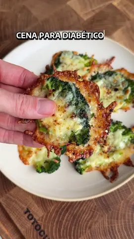 🥦 Cena para Diabéticos 💖✨  ¿Querés una forma distinta y deliciosa de comer brócoli? 😍  ¡Esta receta te va a encantar! Fácil, saludable y llena de sabor 🙌🍽️ 👩‍🍳 Paso a paso:  1️⃣ Cociná el brócoli al vapor o hervido 🥦  2️⃣ En una placa para horno, colocá aceite de oliva, condimentos y queso 🫒🧂🧀  3️⃣ Sumá el brócoli cocido y aplastalo suavemente 💚  4️⃣ Finalizá con más queso por encima y horneá hasta que gratine 🔥🧀  ¡Y listo! Una cena rica y apta para diabéticos 🌟 👉 Obtené más de 200 recetas como esta haciendo clic en el enlace de nuestro perfil 📲📚 #diabetes #fyppppppppppppppppppppppp #argentina #mexico #tiktok 