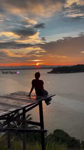 🌸pinggiran danau Sentani🌞#sunset #tanahpapua #sunsetlover #sunsetvibes 