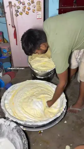 लखनऊ की मशहूर मलाई मक्खन बनती देखना खुद में एक मज़ा है! 😱✨ From scratch to fluffy delight — swad jo dil chhoo le! 😍🥄 #MalaiMakhan #LucknowStreetFood #WinterSpecialTreat #foodblogger #Foodie #indianstreetfood 