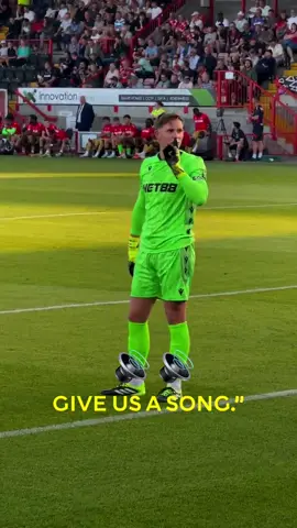 Dean Henderson is here to remind you that Crystal Palace are the FA Cup champions 🏆 📹 X/MWmagic