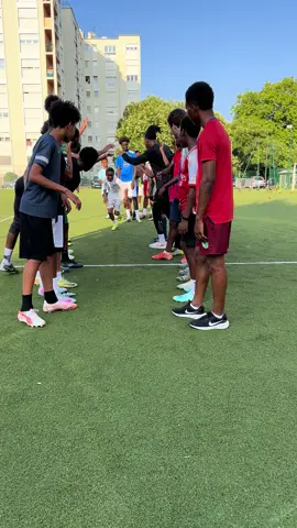 La punition des retardataires 😂😉 #retardataire #training #foot #haiedhonneur #enjoy #bonnehumeur 