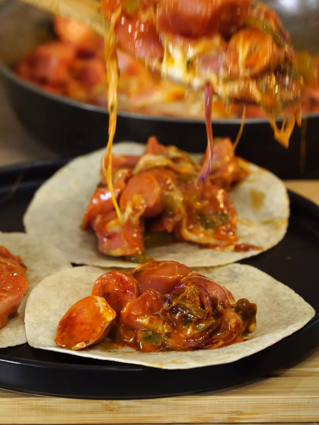 ¿DOMINGO DE BAJÓN?  Revive con estas SALCHICHAS A LA DIABLA. 🤤 #video #videoviral #fyp #paratii #cocina #foryoupage #foryoupage❤️❤️ #foru #delishus #recetas #Receta #WeekendVibes #weekend #salchicha #guisado #comidamexicana
