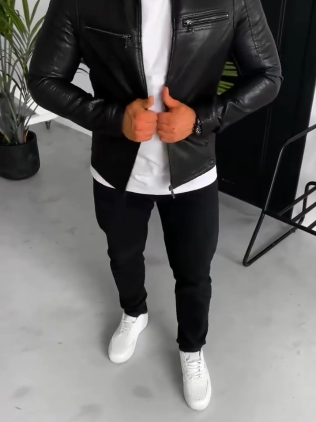 🔥 A JAQUETA QUE TRANSFORMA O LOOK! 🔥 Estilo de cinema, caimento perfeito e presença marcante! 👉 Jaqueta De Couro Masculina Slim – Elegância + atitude em cada detalhe! Corre que tá esgotando! 🚨🖤 #modamasculina #lookdodia #jaquetadecouro #tiktokshop 