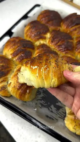 *أحلى فطور من يدك ما ينعاف 🥐🔥 جربوا هالخبز الطري اللي يذوب بالفم، والطعم؟ شي خيالي! من أول لقمه بتعشقونه 😍 *المكونات:*   - ٢٥٠ مل حليب دافئ   - ٢٥٠ مل موية دافئة   - ١٥٠ مل زيت   - ٤ ملاعق كبار سكر   - ٢ بياض بيض   - ظرف خميرة (١٨ غرام)   - رشة ملح   - ٨٠٠ إلى ٩٠٠ غرام دقيق (حسب الحاجة)   - ١٠٠ - ١٥٠ غرام مارجرين لدهن العجين   *الطريقة:*   ١. نعجن كل المكونات (ما عدا المارجرين) ونخلي العجينة ترتاح وتختمر ساعة.   ٢. نقسمها ٨ كور، نفرد كل وحدة ونحط بينها مارجرين (الوجه الأخير لا ندهنه).   ٣. نحط الحشوة اللي نحبها (جبن، شوكولاتة، تمر...) ونلفها.   ٤. نرتبها بالصينية، نغطيها وتختمر ١٥ دقيقة.   ٥. ندهن الوجه بصفار بيض ونرش سمسم أو حبة بركة.   ٦. ندخلها الفرن ع حرارة ١٧٠–١٨٠ درجة حتى تتحمر وتطلع ريحتها تشهي!   *وللي يحب يزينها:*   وهي طالعة من الفرن، ندهنها بشيرة خفيفة أو نرش سكر بودرة 👌🏼 إذا جربتوها لا تنسوني من دعوة حلوة 🤍   #خبز_بيتي #مخبوزات #فطور_لذيذ #وصفات_سهلة #مذاق_البيت