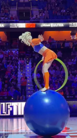 The WNBA crowd is honeslty my favorite crowds! Had a blast performing for the @Connecticut Sun last night! Thanks for having me 🧡 #sportstiktok #WNBA #wnbahalftime #halftimeshow #hoopersoftiktok #hulahoop #circusact #sportstok #entertainment #connecticutsun #hooptricks 