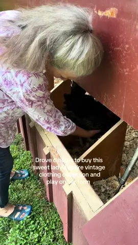 Had to get out of the city for a bit! It was so fun to play with the chickens and see her massive garden. My favorite part was her doggy blue🩵🩵