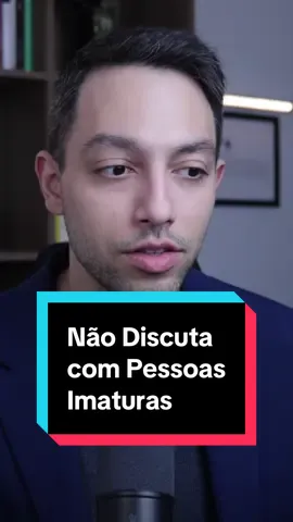 Neste vídeo, falamos sobre como é inútil e desgastante discutir com pessoas emocionalmente imaturas, pois elas não querem encontrar a verdade, apenas vencer ou fugir da responsabilidade. Essa discussão se torna um campo de defesa, não de diálogo e conexão, com a pessoa distorcendo, se vitimizando e reagindo com raiva ou ironia. Por isso, é importante aprender a reconhecer quando estamos lidando com uma mente em modo infantil e a sair da discussão antes que ela nos arraste junto. 💡 Curso completo de Inteligência Emocional na Bio #saúdemental #psicologia #inteligenciaemocional #inteligênciaemocional #autoestima #desenvolvimentopessoal #autoconhecimento