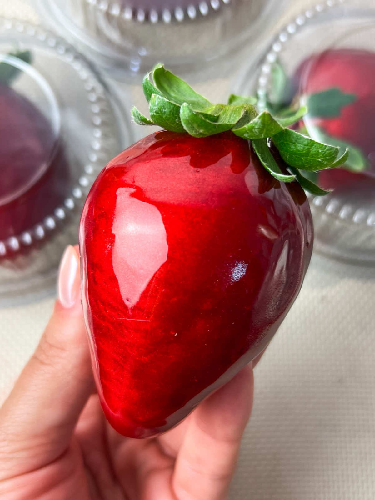 Produção de morangos do amor 🤎✨  Receita da calda:  500g de açúcar  250ml de água  15g de vinagre  10g de corante vermelho gel  1g de pó perolado  #confeitaria #dicasdeconfeitaria #morangos #morangosdoamor #morangodoamor #empreendedorismo #fyp 