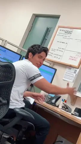 Boy tagalog, pakok(pagod) na daw! Hahahaha #pinoycanada🇨🇦🇵🇭 #fypシ゚viral #pinoytoronto #canada_life🇨🇦 #fyppppppppppppppppppppppp #philippines #pinoytiktok #torontolife #toronto #philippines🇵🇭tiktok #spanyol #fyp #colombia 