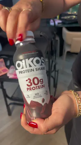 Si vives a punta de café y caos… vengo a salvarte la vida✨   En mis días full de maquillaje, no tengo tiempo de sentarme a comer pero igual necesito estar al 100. Por eso la proteína de Oikos me salva! @oikos  •30g de proteína •Probióticos •Solo 1g de azúcar •Cero endulzantes artificiales •Y sabor viene en: chocolate, vainilla y sea salt caramel) Literal, es lo que me salva cuando mi “hora de almuerzo” es en el carro entre cliente y cliente. ¿También vives así? Entre trabajo, familia o el corre corre del día… tienes que probarla porque te va a ayudar en días así! . . . . #OIKOSstrong #highprotein #proteinshake #healthysnacks #snacks 