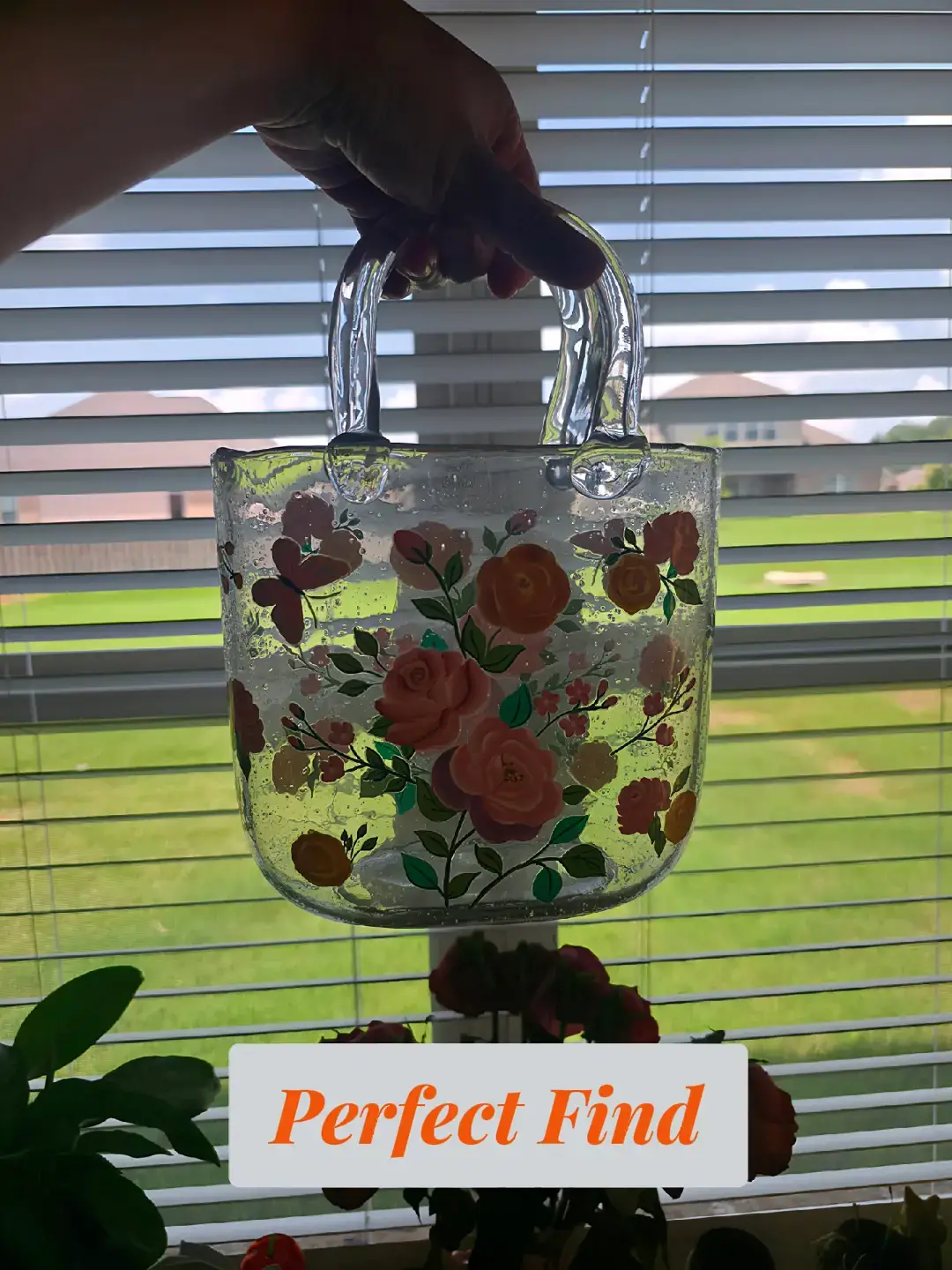 Found the prettiest glass purse decorated with roses—and I’m officially obsessed 😍✨ It’s giving vintage charm meets modern elegance. Perfect as a centerpiece, shelf accent, or a little pop of personality anywhere you need it. Would you style it with fresh blooms or dried florals? 🌷💐 #HomeGoodsFind #DecorGoals #GlassPurse #VintageVibes #FlowerDecor #HomeStyling #InteriorInspo #FloralDesign #HomeAccents #roses 