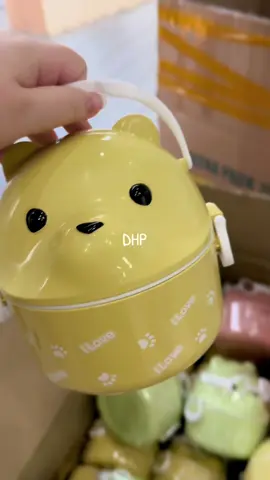 🐼✨ Rantang Panda - Bikin Bekal Makin Gemas! Anak susah makan? Coba bekalin pakai Rantang Panda! Desain karakter lucu + warna pastel bikin si kecil makin semangat bawa bekal 🍱💕 ✅ 2 susun, muat nasi & lauk ✅ Ada pegangan & pengunci anti tumpah ✅ Bahan food grade & BPA Free ✅ Cocok buat anak sekolah, piknik, sampai bekal kantor! Tersedia 3 warna gemes: pink, hijau, kuning 💖 Limited stock yaa~ buru sebelum kehabisan! #RantangPanda #BekalLucu #TempatMakanAnak #LunchBoxGemes #LoveniaHouseware #HousewareLucu #BekalAnakHits #BPAFree