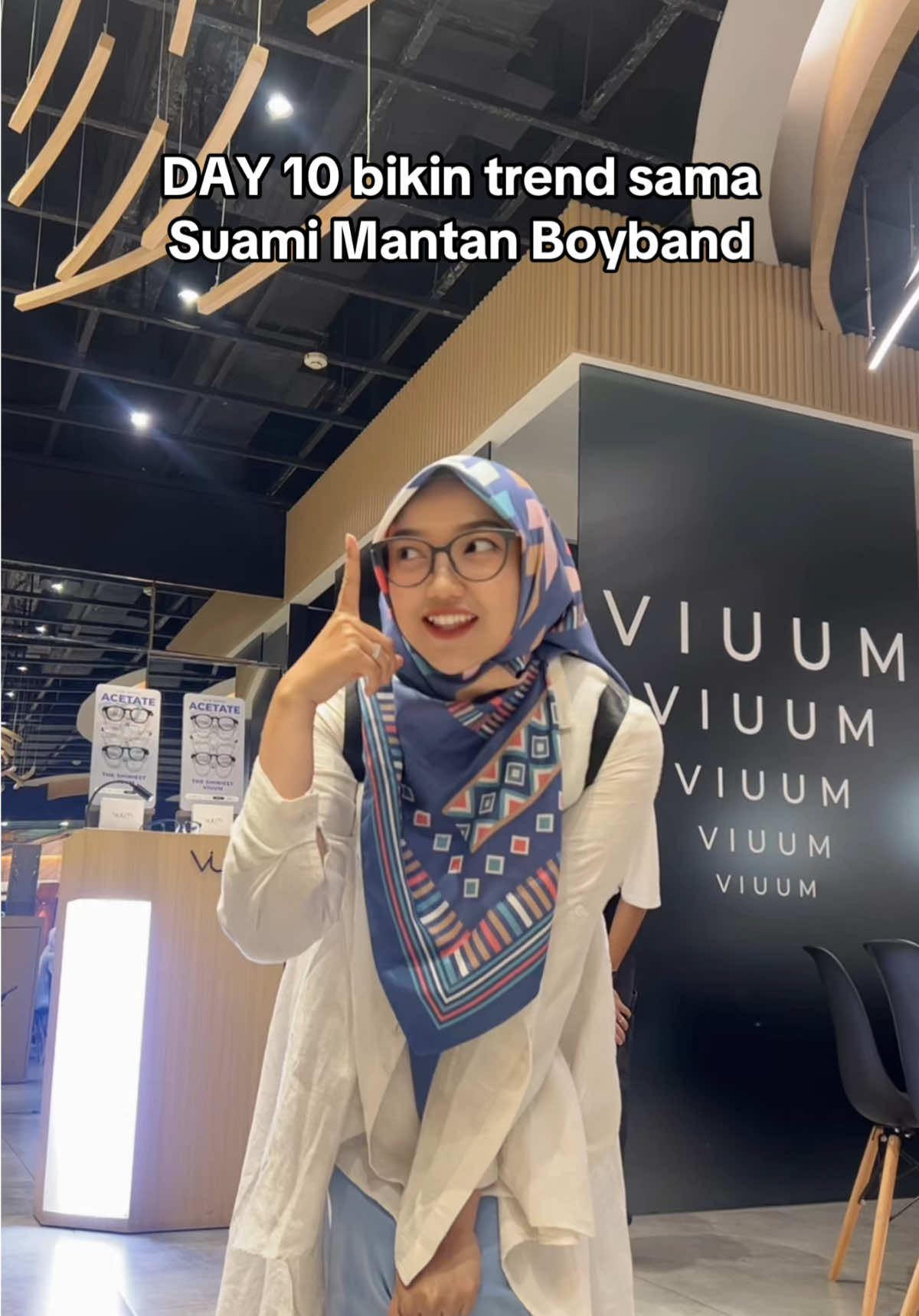 Emang asik banget dancenyaa , tapi lebih asik lagi pake kacamata dari @VIUUM EYEWEAR yang super enteng sampe ga kerasa pake kacamata ini 😆🫶🏻 #Riridwannn #couple #trend #dance #coboyjunior #Cjr 