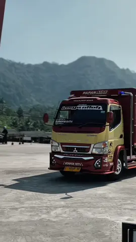 Versi slow nya ni 😍🥰 Yuk di pinang HDV 2021 nya.. Bak mahoni dan variasi baru, siap pakai bosku.. Lokasi Majalengka, sudah terterah di bawah lokasinya. #mcm46official #truckganteng #truck #truckhdv #trucklife #mustikaciremaimotor #trucklifestyle #jb5 #herex 