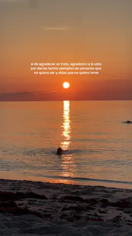 A veces, conocer lo que no quiero ser, te acerca más a la persona que realmente deseas ser.✨ #girlstravel #motivationalwords #sunsetbeach 