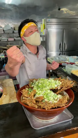 1日2,000玉売れる日本一のうどん屋さん 大将をはじめ、店員さん一人一人が元気なことで有名ですが、実はスープやうどんの細部までこだわりがあるうどん屋さんです！ スープには、コークスで7,000℃まで熱した金属を入れることで出汁につかういりこの苦味が消えるそうです！ 平日の朝7:00のオープンの時間からお客さんがちらほら来られてて閉店まで1,000玉以上の注文が止まらない大人気なうどん屋さん✨ 休日は、1日2,000玉も売れると聞いてビックリでした🫢 オモウマい店でも紹介をされているこのお店は、来店されるお客様に元気を与えたいという思いで日々営業されています！ 岩切大将の本も出版されてて、 店頭でも購入することができます📖 ◎ うどん　10人前の将軍盛 +2,610円 ◎ スーパーごぼうボンバー　 合計→約5,000円でした 【店舗名】百姓うどん 【住所】宮崎県宮崎市大塚町乱橋４５０２−１ 【アクセス】車でいくのがオススメ！ 【営業時間】7:00-20:00 【定休日】火曜日 【予算】¥1,000〜¥2,000 【 Japan’s No.1 Udon 】 The owner, Mr. Iwakiri, and his staff are famous for their energetic and cheerful attitude. But what really sets this restaurant apart is their meticulous attention to detail—right down to the soup and noodles! For the soup, they use a special technique: metal heated to 7,000°C with charcoal, which helps eliminate the bitterness from the dried sardines (niboshi) used in the broth. The result? An incredibly smooth, flavorful soup. Customers start lining up as early as 7:00 AM on weekdays, and the orders keep pouring in until close—more than 1,000 bowls sold each day! On weekends, they hit an astonishing 2,000 bowls sold daily. This popular spot even featured on the TV show 