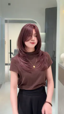 Nâu tím ánh khói tông màu tẩy nhẹ 1 lần mà vẫn giữ được cấu trúc tóc, chỉ hơn nâng tông 1 chút thôi mấy bà ưi 🍇 #vhairstudio#tímkhói#màunhuộmđẹp#màunhuộmđẹprang #kiểutócđẹp 