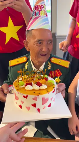 Chúc mừng ngày 27/7 cựu chiến..binh ne,o đơn Quàng Văn Nhọt...lần đầu tiên trong cuộc đời ông dc tổ chức đi chơi, và dc thổi bánh kem tnay...ông vui và và hạnh phúc lm ạ. #xuhuongtiktok #thinhhanh #xuhuong #xuhuong2025 #toquocvietnam #2025 #dienbienphu #hottren #dienbien #hot #dienbienphu🇻🇳 #tuthien #cuuchienbinh #xuhướng #xunghuong 