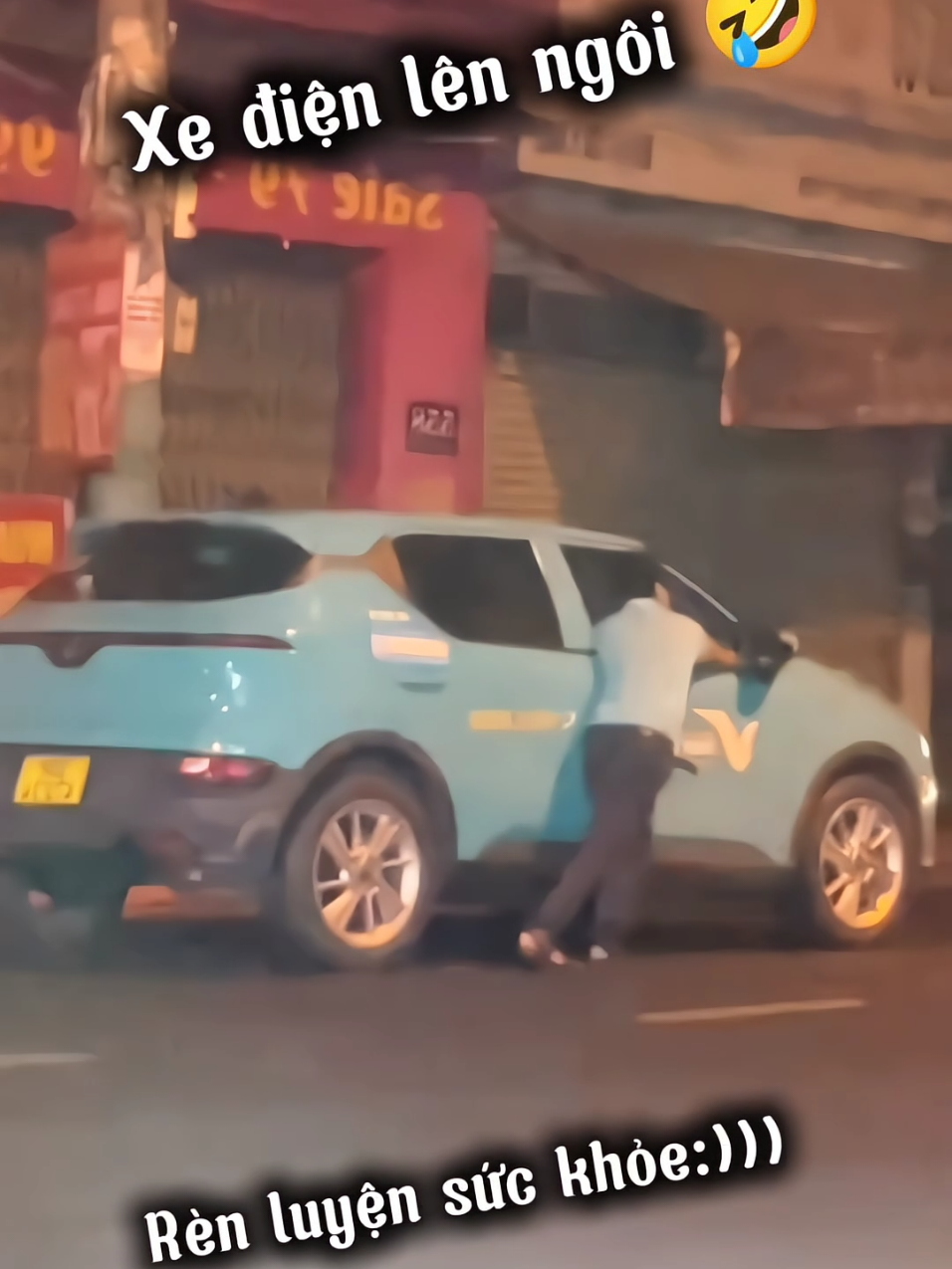 Xe điện hết pin 🤣 #xuhuongtiktok #xedien #vinfast #viral #camxexang #trend 