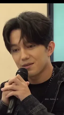 Podría estar todo el día mirandolo 😍 #dimash #dimashqudaibergen #димашкудайберген #димаш #dimashkudaibergen #handsome #asian #reaction 