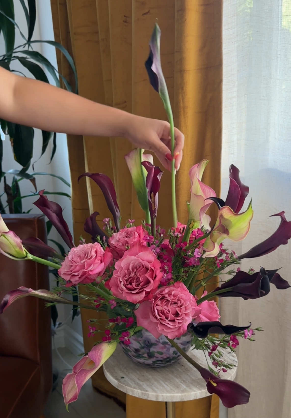 Freestyle a simple flower arrangement with me using only 3 ingredients  #flowers #flowerarrangement #flowerbouquet #flowertutorial #florist #florista #floristalife💐 