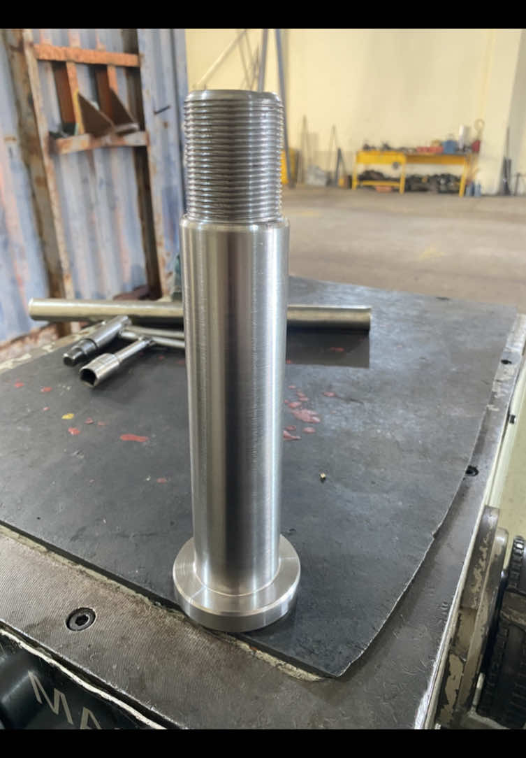 Me acompanhe na confecção deste pino, para um pêndulo de uma garra sucateira !! ⚙️ • • • • #usinagem #torno #tornomecanico #oficina #tornearia #aco #pino #garra #sucata #post 