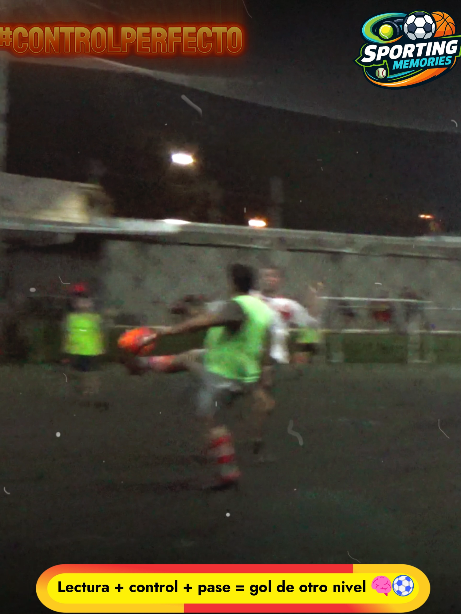 🧠⚽🔥 ¡Desde antes de la media… ya sabía a dónde iba el gol! Control frío, visión de crack y un pase que dejó solo al delantero. Así se construyen los golazos: con cabeza, toque y confianza. 💬 ¿Quién más vio el pase antes de que saliera? 🔥 Dale like si te gusta el fútbol que se piensa antes de tocar. #SportingMemories​ #PaseDeGol​ #LecturaDeJuego​ #ControlPerfecto​ #GolDeOtroNivel​ #FútbolReal​​ #EstiloSM​