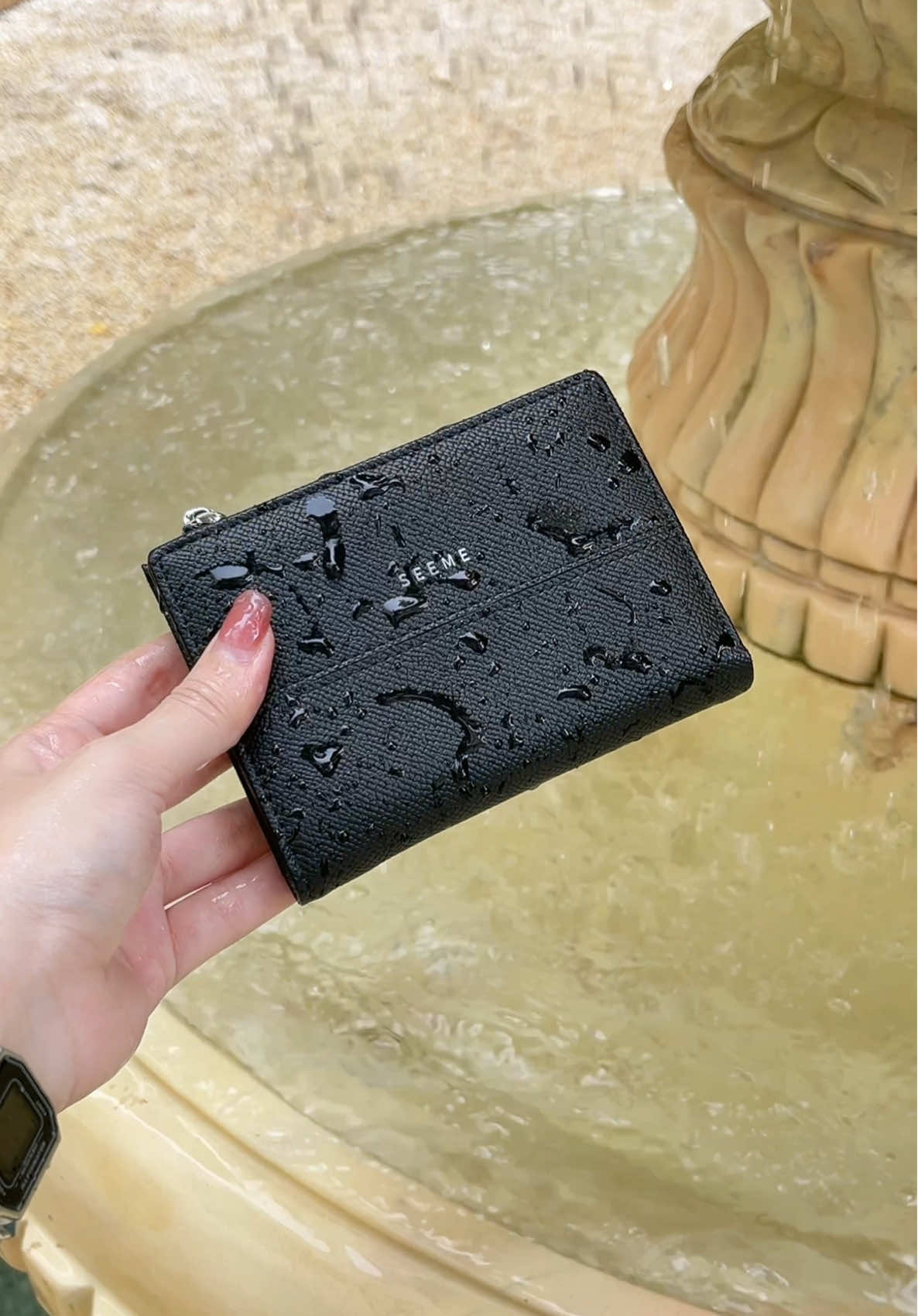 Test tính bền bỉ của em ví Lace trước thời tiết nắng mưa thất thường 🥰 #ví #vinho #vinu #vixinh #vicamtay #vimini #vitien #vidungtien 