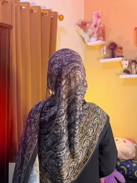 🔥Vibes sultan tapi harga bersahabat? Bisa banget! ✨ Pasmina turki motif paisley ini bikin look kamu auto mewah tapi tetep comfy seharian. Bahannya flowy, gak licin, dan motifnya cakep banget buat nambah kesan mahal di outfit kamu. Dijamin jadi hijab favorit baru kamu! 💖